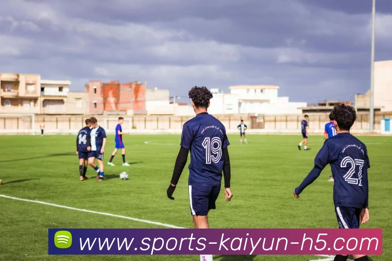 埃梅里执掌维拉重焕生机英超最佳教练之争再起波澜