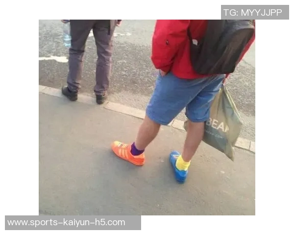 大球后退失足鞋子滑落意外摔倒引发全场哄笑的囧事 大球后退失足鞋子滑落意外摔倒引发全场哄笑的囧事